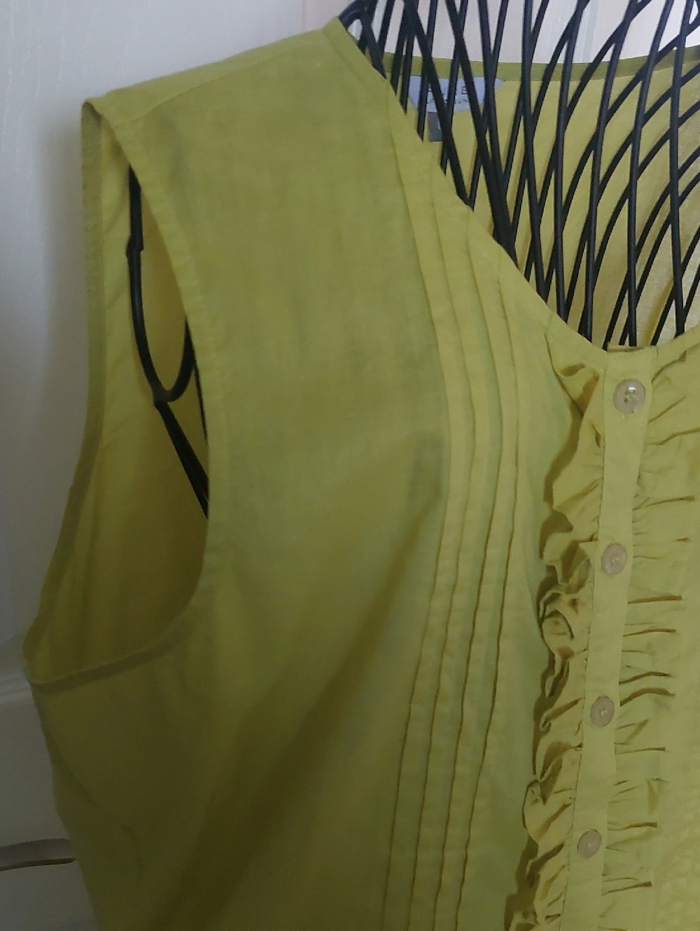 ALFRED SUNG Lime Green Sleeveless Ruffle Front Top